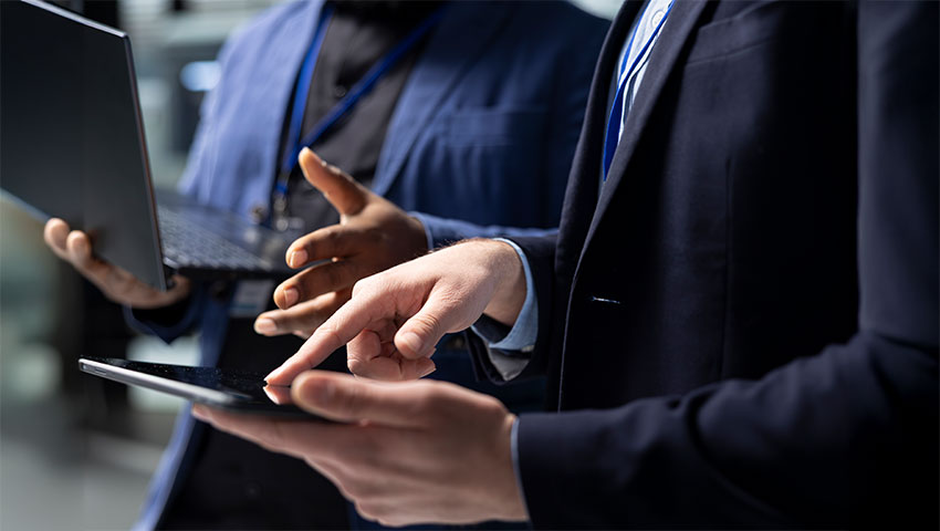 工場で商談をする人