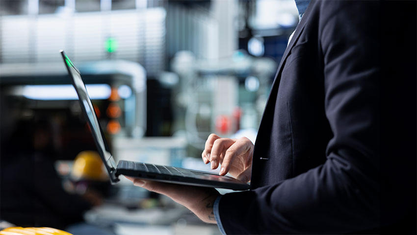 工場でパソコンを触る人