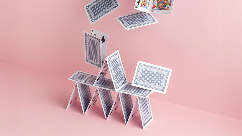 組み立て途中のトランプタワー